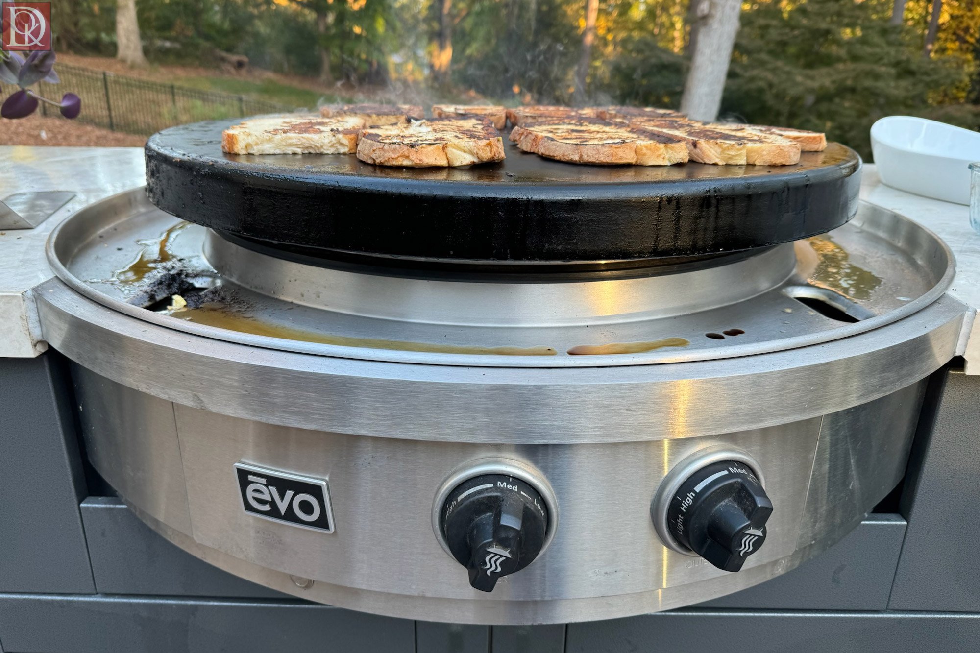 2026-outdoor-kitchen-trends-pizza-ovens-beverage-centers-more-(10) fall outdoor entertaining